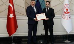 Yenişehir Kaymakamı Yunus Ataman’a Sosyal Yardım Hizmetleri Başarısı Ödülü