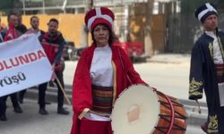 Davul sevgisiyle mehtere katıldı, kadınlara cesaret verdi