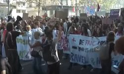Fransa’da siyasi kriz derinleşti, grevler ülkeyi felç etti