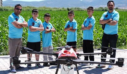 BİLSEM öğrencileri öğretmenleriyle tarımsal ilaçlama için dron tasarladı
