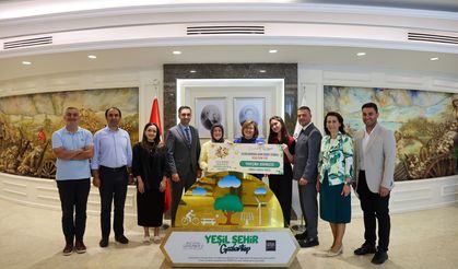 Uluslararası başarı elde eden öğrenciler Fatma Şahin'i ziyaret etti