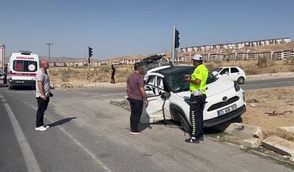 Tır ile otomobil çarpıştı, 4 kişi yaralandı