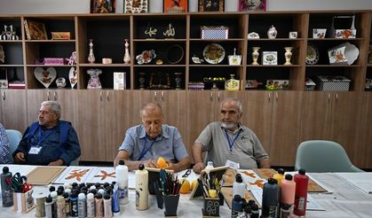 82 yaşındaki ressam sanatla hastalıklarına meydan okuyor