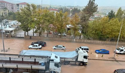 Adıyaman'da yollar su altında kaldı