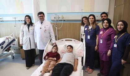 İki Kardeşin Kalbindeki Delik Aynı Gün Kapatıldı