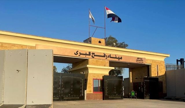 Gazze ile Mısır arasındaki Refah Sınır Kapısı yaya geçişlerine "deneme" amaçlı açıldı