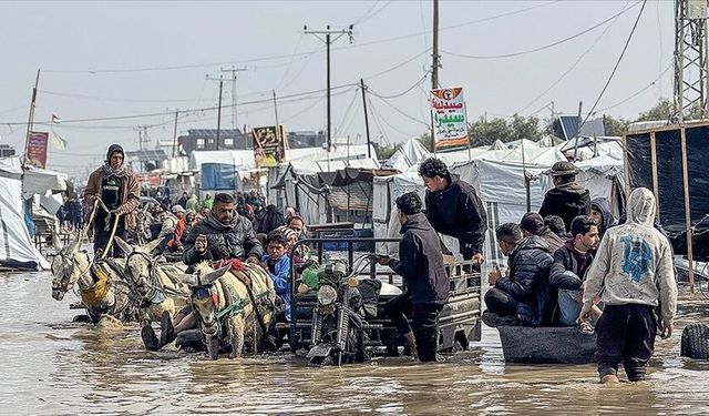 Gazze'de yerinden edilen Filistinlilerin çadırlarını şiddetli yağış nedeniyle su bastı