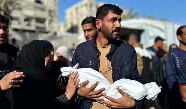 İsrail  Gazze'de bir okulu ve çadırları hedef aldı