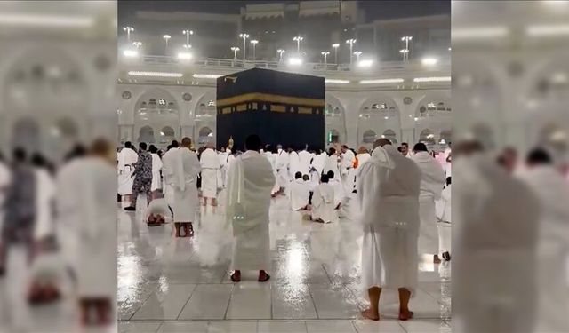 Ramazanın son günü Kabe'de yağmur altında dua ediliyor