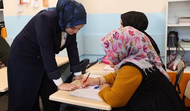 Gülistan öğretmen, okuma yazma bilmeyen kadınlara umut oldu