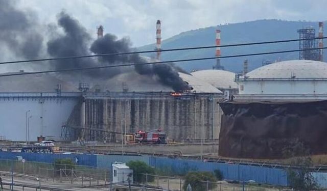 İran’ın  misillemesi sonrası Hayfa'daki petrol rafinerisinden dumanlar yükseliyor