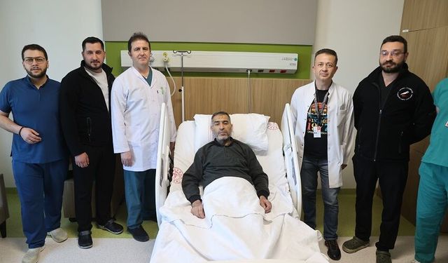 ağrı şikayetiyle hastaneye giden hastadan 8,5 kilogramlık tümörlü böbrek alındı