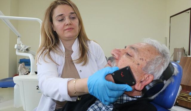 Yüz siniri ağrıları nedeniyle konuşamayan hasta lazer tedavisiyle sağlığına kavuştu