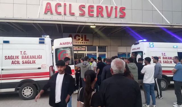 Adıyaman'da iki otomobilin çarpıştığı kazada 3 kişi öldü, 5 kişi yaralandı