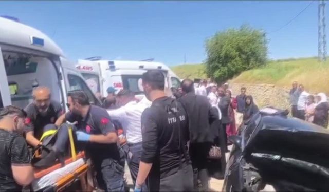 Batman'da istinat duvarına çarpan otomobildeki 6 kişi yaralandı