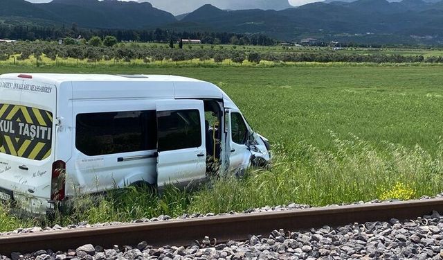 Gaziantep'te hemzemin geçitte yük treninin çarptığı servisin sürücüsü yaralandı