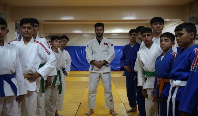 Milli judocu Mehmet Ali Ravi, başarısını antrenörlük kariyerinde de sürdürüyor