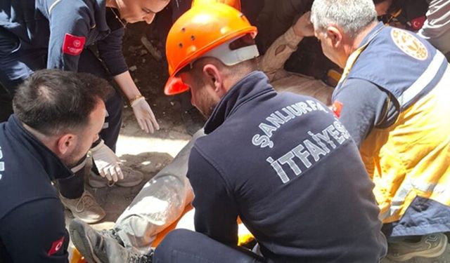 Şanlıurfa'da balkon korkuluklarına asılı kalan işçiyi itfaiye kurtardı