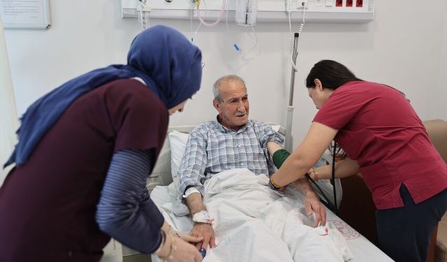 Akciğerlerine takılan "akıllı sarmal tel" sayesinde oksijen cihazından kurtuldular