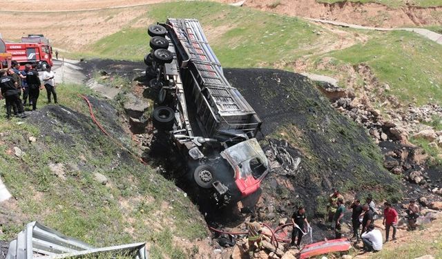 Şırnak'ta devrilen tırın sürücüsü yaşamını yitirdi