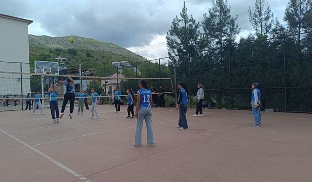 Kulp Atatürk Ortaokulu Voleybolda İlçe Şampiyonu