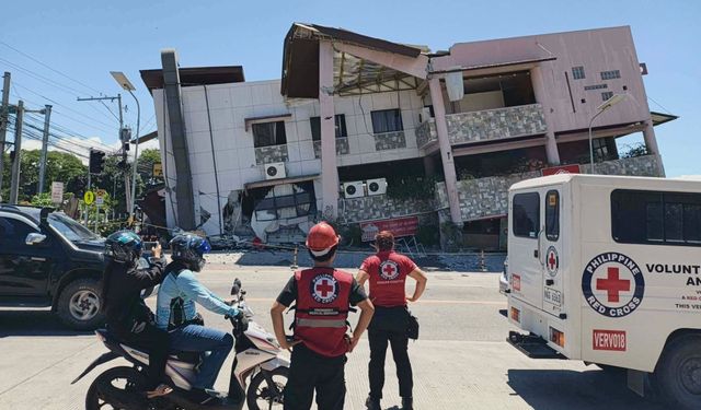 Filipinler'de  7,8 büyüklüğünde deprem