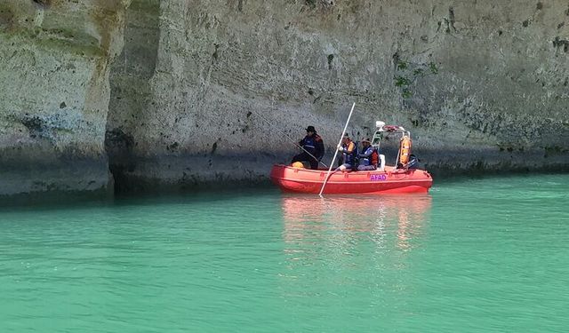 Girdiği çayda akıntıya kapılan genci arama çalışmaları sürüyor