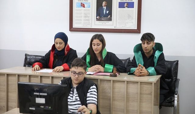 Duruşma salonuna çevirdikleri sınıfta geleceğin hukukçuları yetişiyor