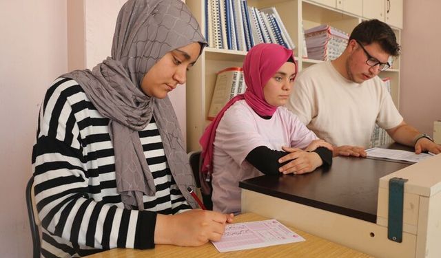 Görme engelli öğrenciler gönüllü üniversitelilerin sesiyle sınava hazırlanıyor