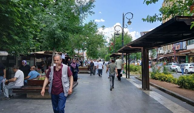 Diyarbakır'da Kaldırımlar Yayalara Kaldı