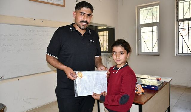 Köy okulunun tek öğrencisi mezuniyet sevinci yaşadı