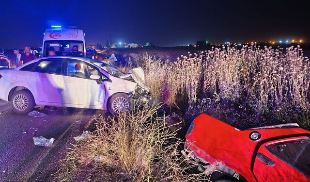 İki otomobilin çarpıştığı kazada 1 kişi öldü, 4 kişi yaralandı