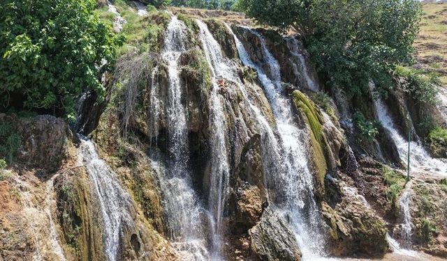 Geçen yıl kuruyan Sakçagözü Şelalesi yeniden akmaya başladı