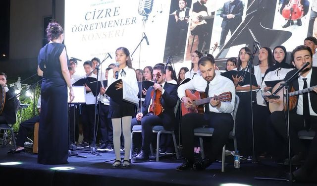 Öğretmen ve öğrencilerden oluşan müzik grubu konser verdi