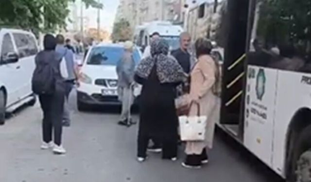 Belediye Otobüsü ile Otomobil Arasında Maddi Hasarlı Kaza Yaşandı