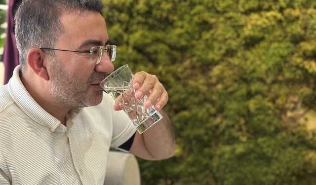 Yazın sağlıklı kalmanın yolu su tüketimi ve sebze ağırlıklı beslenmeden geçiyor