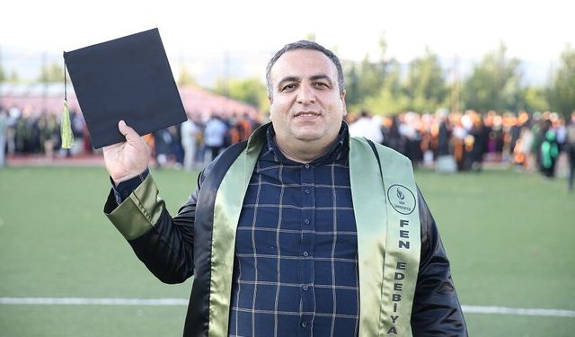 Şoförlük yaptığı üniversiteden fakülte birinciliğiyle mezun oldu