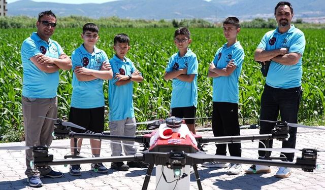 BİLSEM öğrencileri öğretmenleriyle tarımsal ilaçlama için dron tasarladı