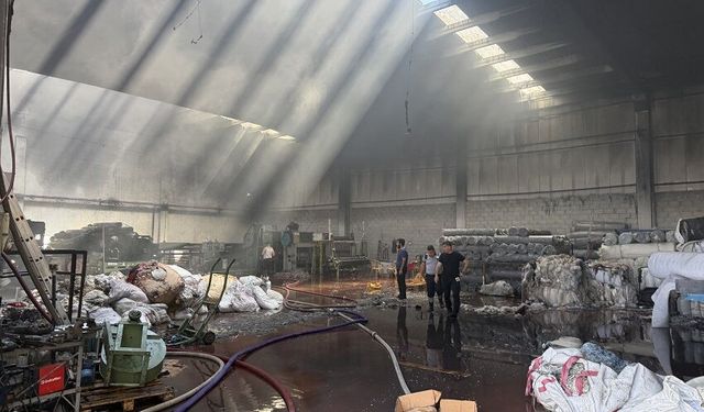 Tekstil fabrikasında çıkan yangın söndürüldü