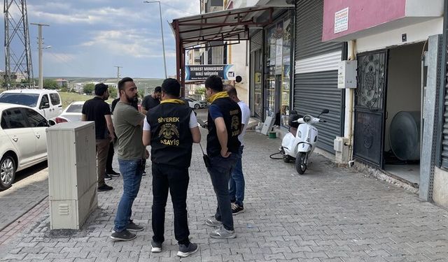 Şanlıurfa'nın Siverek ilçesinde bir kişi silahla eşi ve kızını ağır yaraladı.