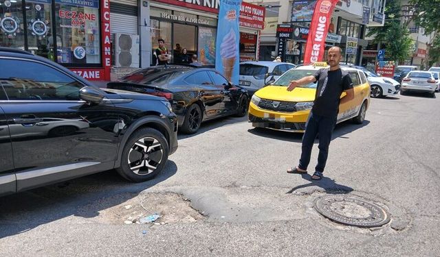Yoldaki Çukur Sürücüleri Zorluyor, Esnaf Çözüm Bekliyor