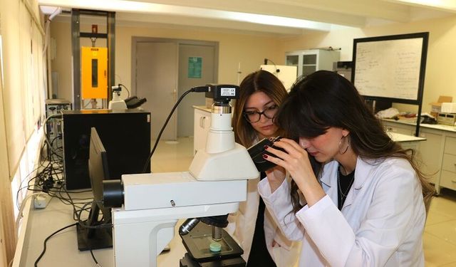 Öğrenciler yumurta kabuğunu geri dönüştürerek implantlarda kullanılabilecek biyomalzeme üretti