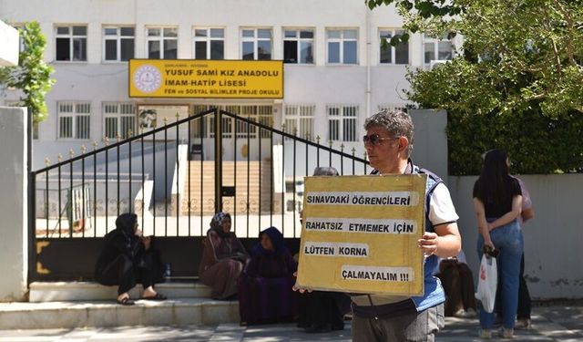 Zabıta memuru 5 yıldır gönüllü olarak sınav günlerinde sürücüleri uyarıyor
