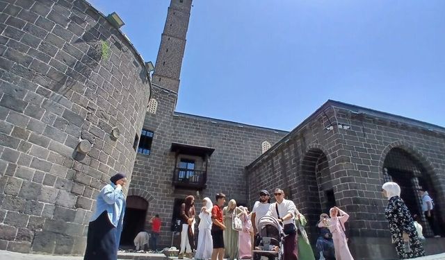 Sur İçi'nin Manevi Atmosferi Asyalı Misafirleri Büyüledi