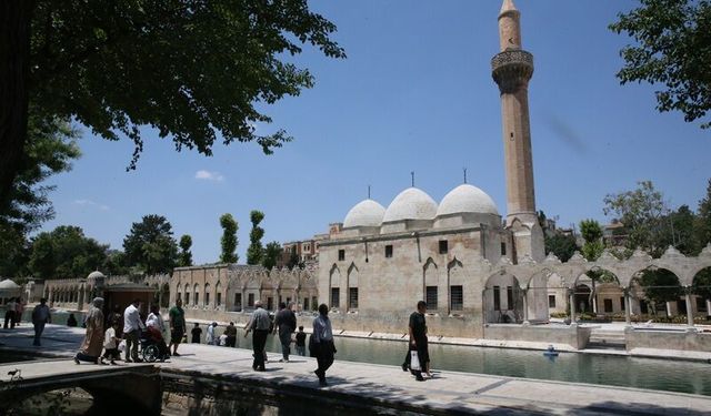 Şanlıurfa Cayır Cayır: Vatandaşlar Balıklıgöl’e Sığındı!