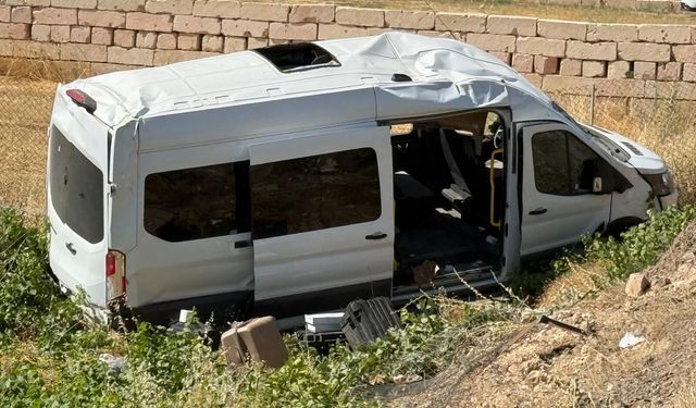 Minibüs ile otomobilin çarpıştığı kazada 11 kişi yaralandı