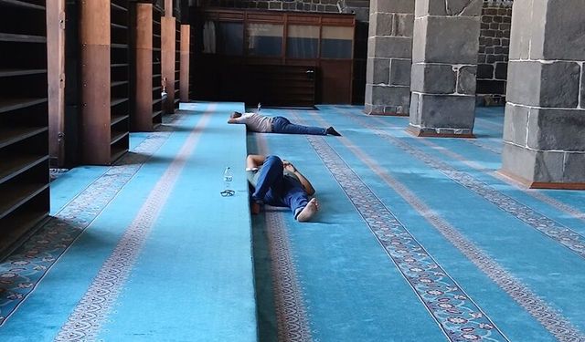Diyarbakır'da Güneş Kavuruyor Vatandaş Cami Serinliğine Koşuyor