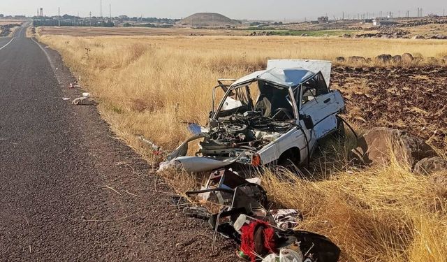 Devrilen otomobildeki 3 kişi yaralandı