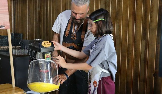Gezgin ahşap ustası, karavanıyla köy köy dolaşarak çocuklara oyuncak yapımını öğretiyor