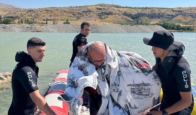 Atatürk Barajı'nda Mahsur Kalan Balıkçıyı Polis Dalgıçları Kurtardı